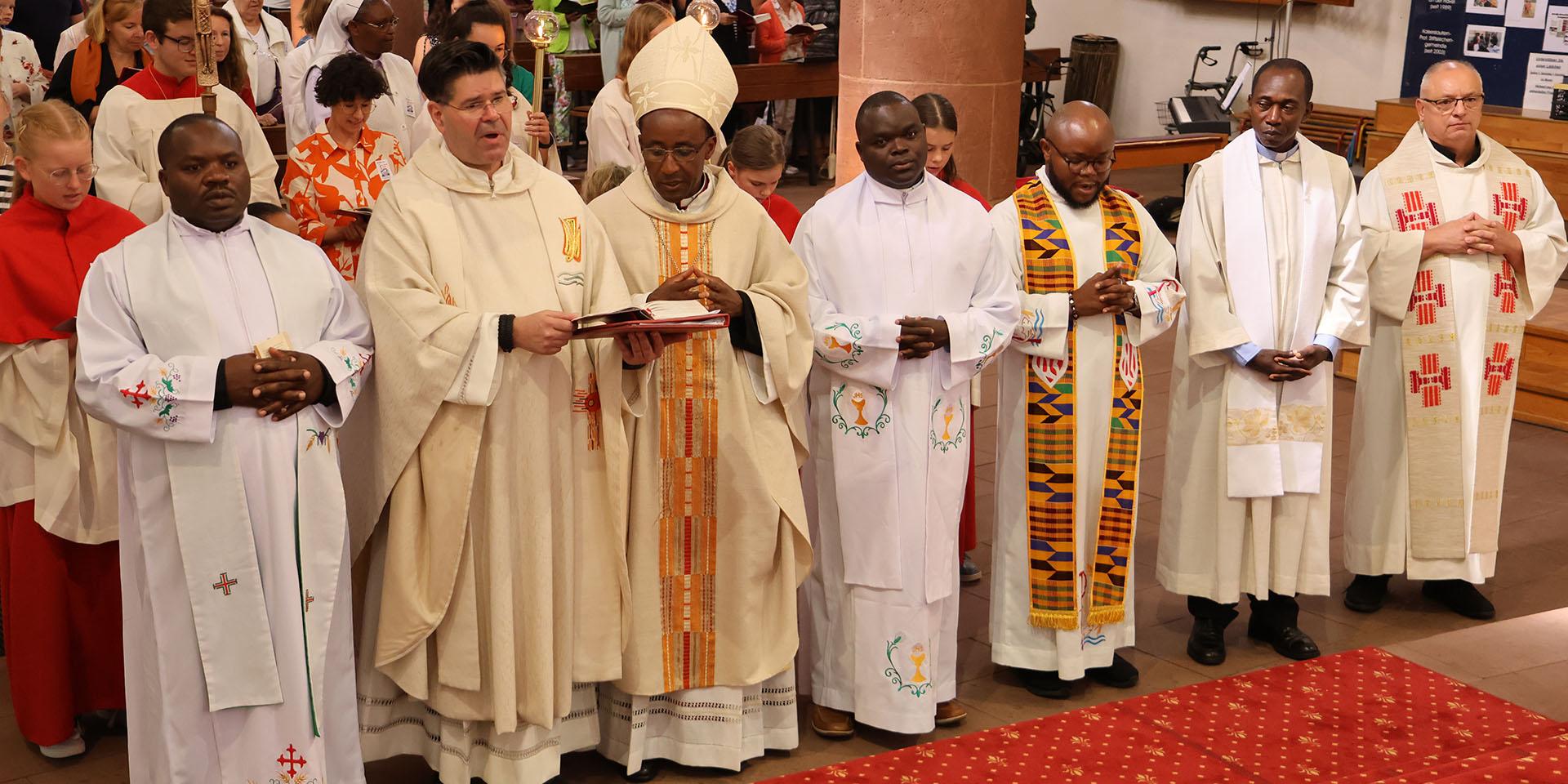 Bischof ‪Edouard Sinayobye, Cyangugu, Ruanda, mit Gästen in St. Martin