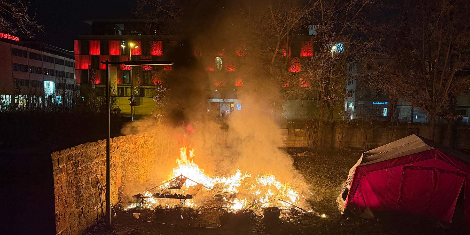 Brennendes Zelt der Obdachlosen auf der Pfarrwiese St. Martin Kaiserslautern