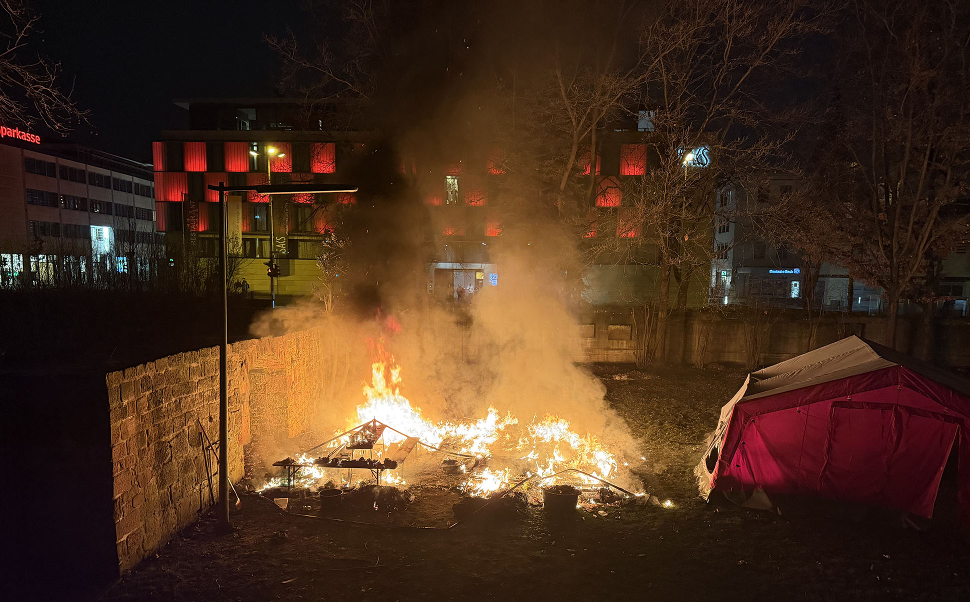 Brennendes Zelt der Obdachlosen auf der Pfarrwiese St. Martin Kaiserslautern