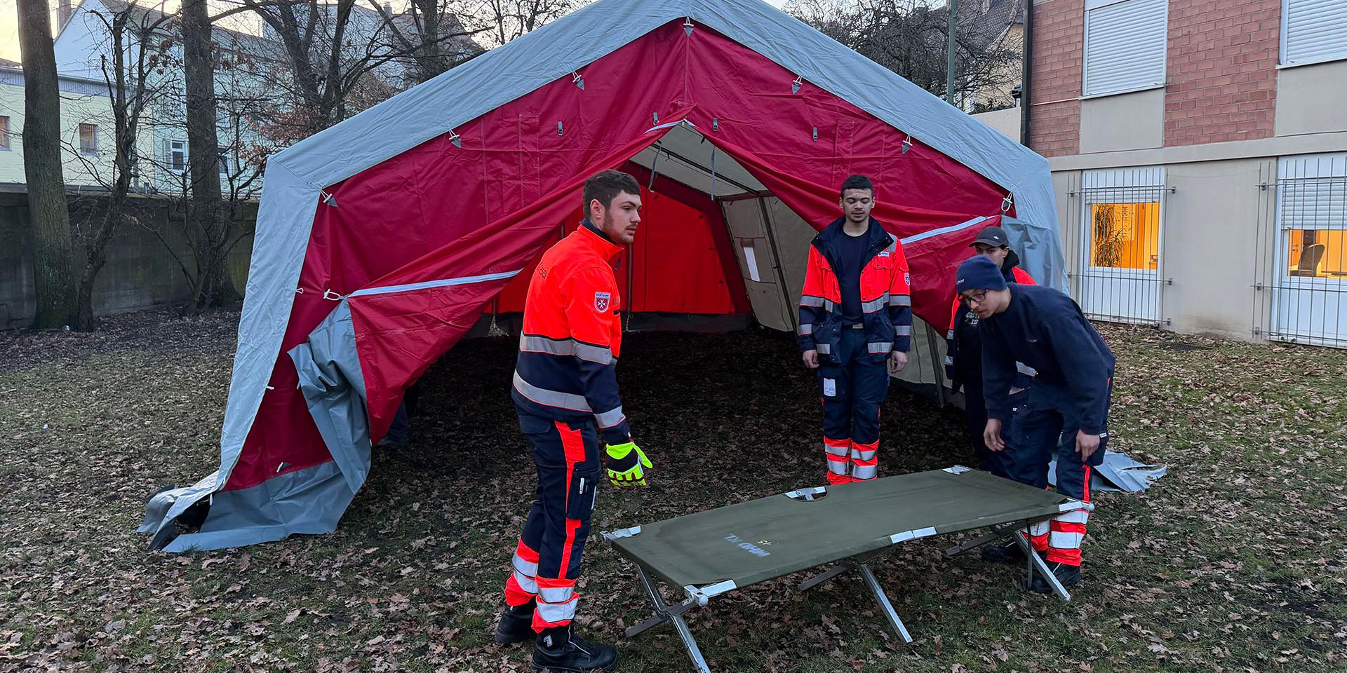 Malteser beim Zeltaufbau