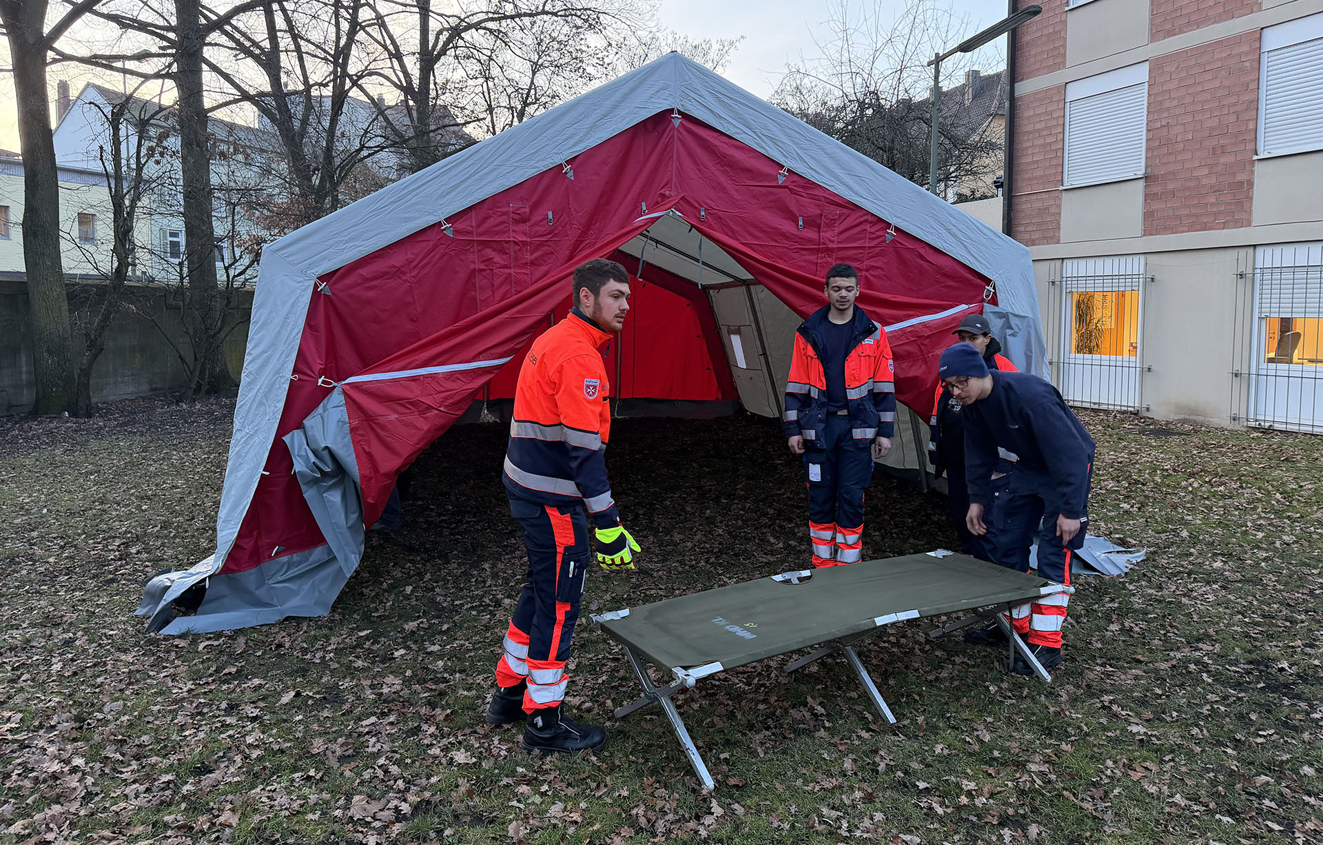 Malteser beim Zeltaufbau