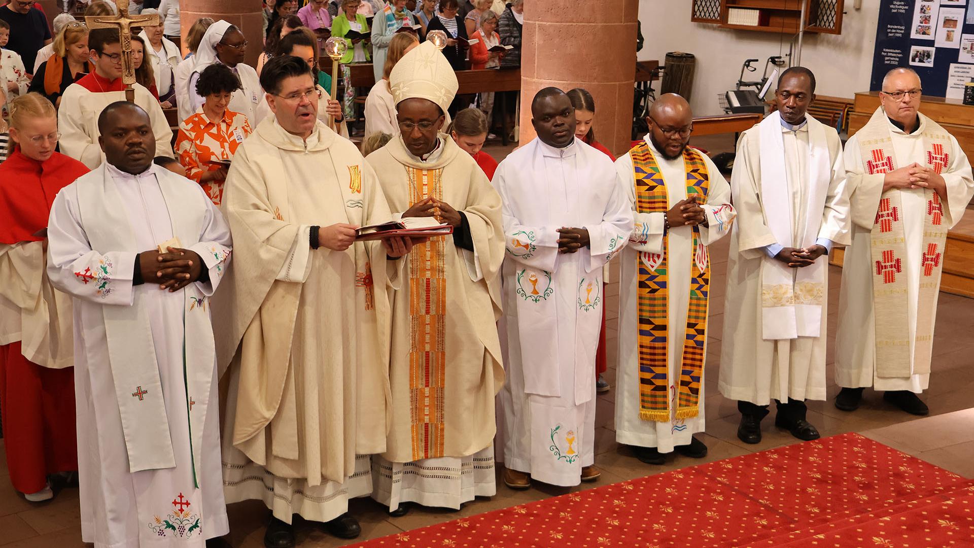 Bischof ‪Edouard Sinayobye, Cyangugu, Ruanda, mit Gästen in St. Martin